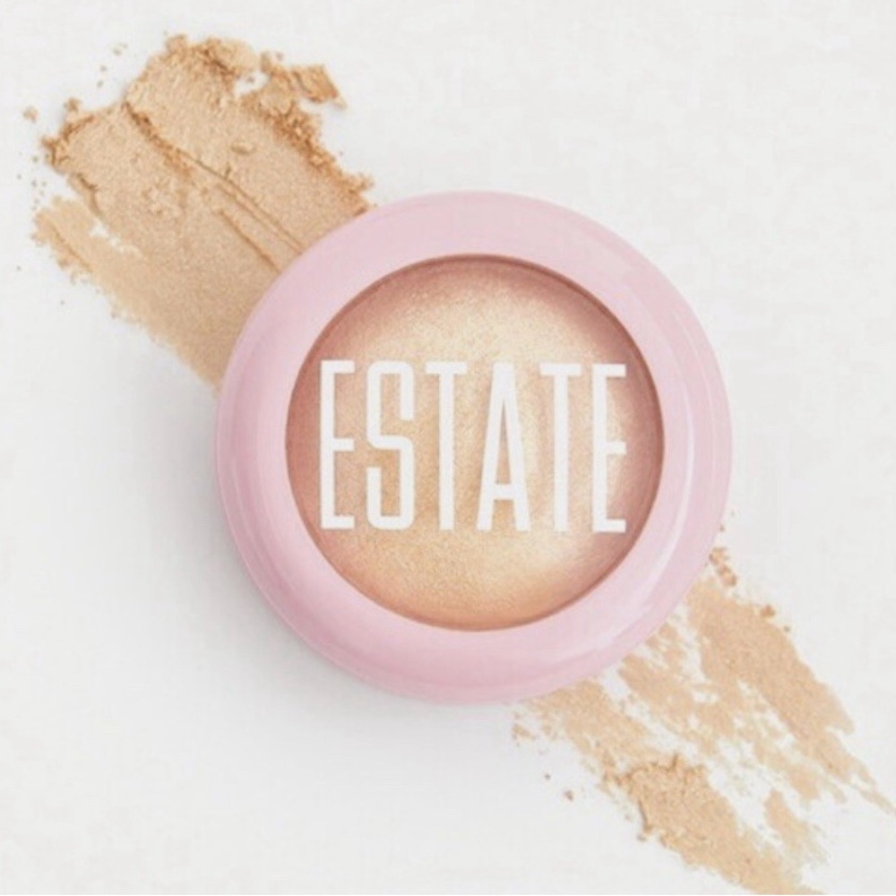 Estate Dew Me Highlighter powder in Pink Compact